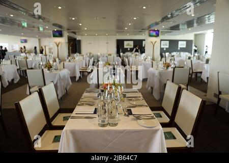 Ein Blick auf das Restaurant von Kaz Roux am Ladies Day während des Cazoo Derby Festivals 2022 auf der Epsom Racecourse, Surrey. Bilddatum: Freitag, 3. Juni 2022. Stockfoto