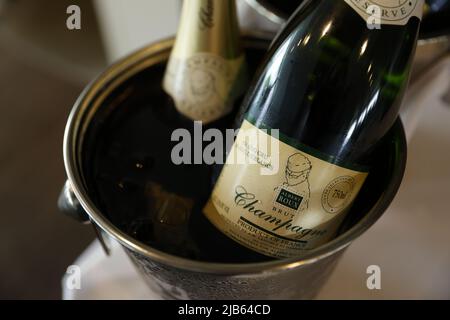 Ein Blick auf das Restaurant von Kaz Roux am Ladies Day während des Cazoo Derby Festivals 2022 auf der Epsom Racecourse, Surrey. Bilddatum: Freitag, 3. Juni 2022. Stockfoto