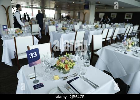 Ein Blick auf das Restaurant von Kaz Roux am Ladies Day während des Cazoo Derby Festivals 2022 auf der Epsom Racecourse, Surrey. Bilddatum: Freitag, 3. Juni 2022. Stockfoto