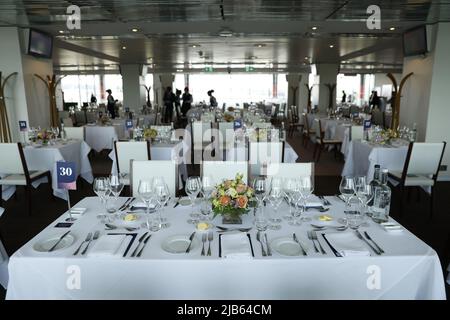 Ein Blick auf das Restaurant von Kaz Roux am Ladies Day während des Cazoo Derby Festivals 2022 auf der Epsom Racecourse, Surrey. Bilddatum: Freitag, 3. Juni 2022. Stockfoto