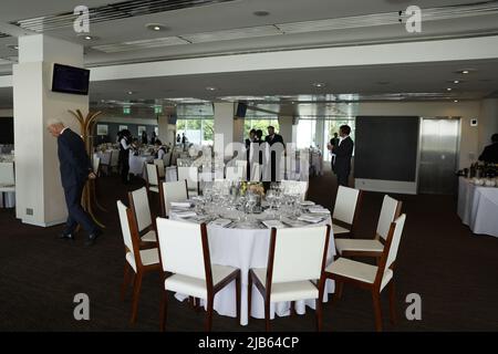 Ein Blick auf das Restaurant von Kaz Roux am Ladies Day während des Cazoo Derby Festivals 2022 auf der Epsom Racecourse, Surrey. Bilddatum: Freitag, 3. Juni 2022. Stockfoto