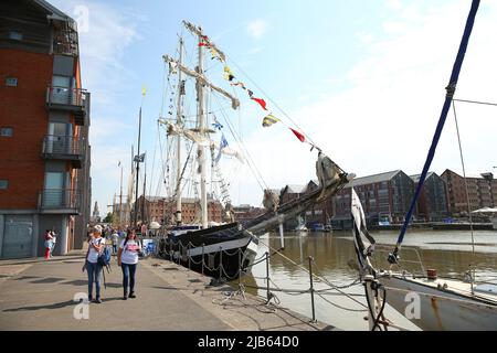 Gloucester, Großbritannien, 3.. Juni 2022. Wetter in Großbritannien. Schöner Tag für einen Spaziergang durch die Gloucester Quays, wenn die Veranstaltung Tall Ships zum Platinum Jubilee Weekend der Königin eröffnet wird. Kredit: Gary Leammonth Alamy / Live Nachrichten Stockfoto