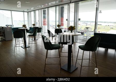 Ein Blick auf die Derby-Suite am Ladies Day während des Cazoo Derby Festival 2022 auf der Epsom Racecourse, Surrey. Bilddatum: Freitag, 3. Juni 2022. Stockfoto