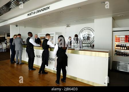 Ein Blick auf die Derby-Suite am Ladies Day während des Cazoo Derby Festival 2022 auf der Epsom Racecourse, Surrey. Bilddatum: Freitag, 3. Juni 2022. Stockfoto