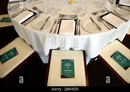 Ein Blick auf die Derby-Suite am Ladies Day während des Cazoo Derby Festival 2022 auf der Epsom Racecourse, Surrey. Bilddatum: Freitag, 3. Juni 2022. Stockfoto