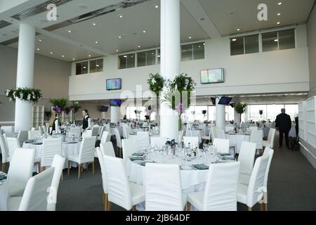 Ein Blick auf die Derby-Suite am Ladies Day während des Cazoo Derby Festival 2022 auf der Epsom Racecourse, Surrey. Bilddatum: Freitag, 3. Juni 2022. Stockfoto