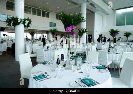 Ein Blick auf die Derby-Suite am Ladies Day während des Cazoo Derby Festival 2022 auf der Epsom Racecourse, Surrey. Bilddatum: Freitag, 3. Juni 2022. Stockfoto