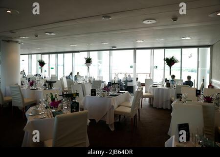 Ein Blick auf die Derby-Suite am Ladies Day während des Cazoo Derby Festival 2022 auf der Epsom Racecourse, Surrey. Bilddatum: Freitag, 3. Juni 2022. Stockfoto