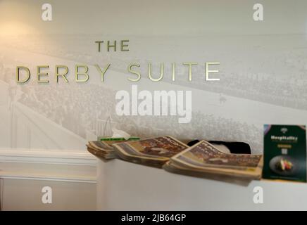 Ein Blick auf die Derby-Suite am Ladies Day während des Cazoo Derby Festival 2022 auf der Epsom Racecourse, Surrey. Bilddatum: Freitag, 3. Juni 2022. Stockfoto