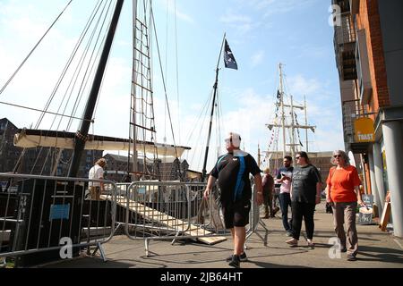 Gloucester, Großbritannien, 3.. Juni 2022. Wetter in Großbritannien. Schöner Tag für einen Spaziergang durch die Gloucester Quays, wenn die Veranstaltung Tall Ships zum Platinum Jubilee Weekend der Königin eröffnet wird. Kredit: Gary Leammonth Alamy / Live Nachrichten Stockfoto