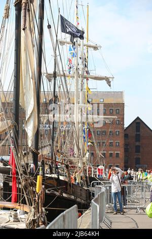 Gloucester, Großbritannien, 3.. Juni 2022. Wetter in Großbritannien. Schöner Tag für einen Spaziergang durch die Gloucester Quays, wenn die Veranstaltung Tall Ships zum Platinum Jubilee Weekend der Königin eröffnet wird. Kredit: Gary Leammonth Alamy / Live Nachrichten Stockfoto