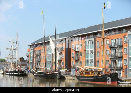 Gloucester, Großbritannien, 3.. Juni 2022. Wetter in Großbritannien. Schöner Tag für einen Spaziergang durch die Gloucester Quays, wenn die Veranstaltung Tall Ships zum Platinum Jubilee Weekend der Königin eröffnet wird. Kredit: Gary Leammonth Alamy / Live Nachrichten Stockfoto