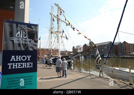 Gloucester, Großbritannien, 3.. Juni 2022. Wetter in Großbritannien. Schöner Tag für einen Spaziergang durch die Gloucester Quays, wenn die Veranstaltung Tall Ships zum Platinum Jubilee Weekend der Königin eröffnet wird. Kredit: Gary Leammonth Alamy / Live Nachrichten Stockfoto