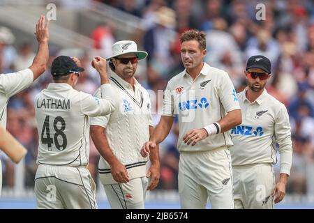 London, Großbritannien. 03.. Juni 2022. Tim Southee aus Neuseeland feiert Aufnahme von Stuart Broad aus Englands Dickicht Credit: News Images /Alamy Live News Stockfoto