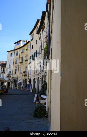 Lucca-März 2022-Italien der charakteristische Platz des Amphitheaters im historischen Zentrum der Altstadt. Stockfoto