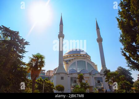 Sonnenaufgang über der Moschee. EBU Bekr Moschee in Shkoder Albanien Stockfoto