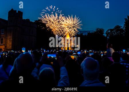 Leuchtturm und Feuerwerk auf dem Long Walk am Windsor Castle anlässlich des 70. Jubiläums der Queens Platinum Jubilee Stockfoto