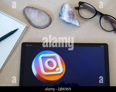 Deutschland. 03.. Juni 2022. In dieser Fotobilder wird ein Instagram-Logo auf einem Tablet angezeigt. Kredit: SOPA Images Limited/Alamy Live Nachrichten Stockfoto