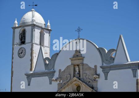 Turm der Kirche Nossa Senhora da Luz, Algarve, portugal Stockfoto