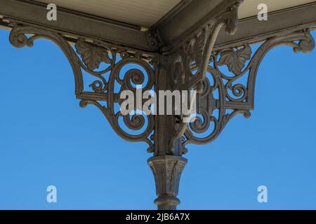 Säule aus Gusseisen eines Baldachins auf der Bahnhofsplattform in Tavira, Algarve, Portugal Stockfoto