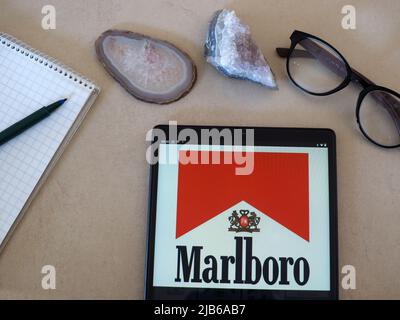 Deutschland. 03.. Juni 2022. In dieser Abbildung wird ein Marlboro-Logo auf einem Tablet angezeigt. (Foto von Igor Golovniov/SOPA Images/Sipa USA) Quelle: SIPA USA/Alamy Live News Stockfoto