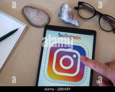 Deutschland. 03.. Juni 2022. In dieser Fotobilder wird ein Instagram-Logo auf einem Tablet angezeigt. (Foto von Igor Golovniov/SOPA Images/Sipa USA) Quelle: SIPA USA/Alamy Live News Stockfoto