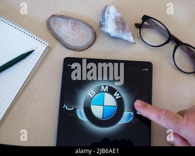 Deutschland. 03.. Juni 2022. In dieser Abbildung ist das Logo der BMW AG auf einem Tablet zu sehen. (Foto von Igor Golovniov/SOPA Images/Sipa USA) Quelle: SIPA USA/Alamy Live News Stockfoto