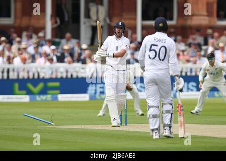 St. Johns Wood, Großbritannien. 03.. Juni 2022. Der Engländer Stuart Broad wird am 2. Tag des ersten LV Insurance Test-Spiels zwischen England und Neuseeland am 3. Juni 2022 auf dem Lords Cricket Ground, St. Johns Wood, Großbritannien, von Tim Southee aus Neuseeland klar durchbohren. Foto von Ken Sparks. Nur zur redaktionellen Verwendung, Lizenz für kommerzielle Nutzung erforderlich. Keine Verwendung bei Wetten, Spielen oder Veröffentlichungen einzelner Clubs/Vereine/Spieler. Kredit: UK Sports Pics Ltd/Alamy Live Nachrichten Stockfoto