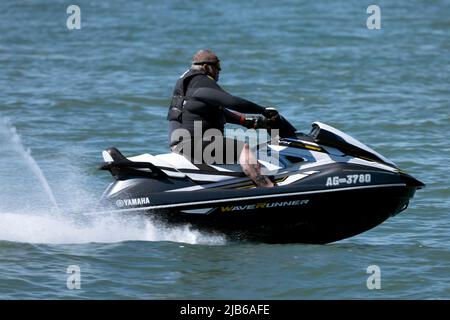 Fat.man,On,Wetbike,Wet,Bike,seadoo,Gurnard,Isle of Wight,England,UK,Großbritannien,Britisch, Stockfoto