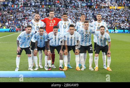 LONDON, ENGLAND - 01. JUNI:Argentinien Teamfoto vor dem Start Back Row:- Nicolas Otamendi, Emiliano Martinez, Cristian Romero, Nahuel Molina und GUI Stockfoto