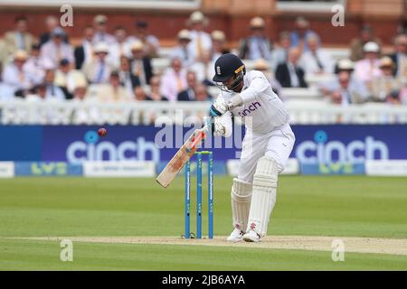 St. Johns Wood, Großbritannien. 03.. Juni 2022. Ben Foakes (W) aus England wird von Daryl Mitchell beim Bowling von Tim Southee aus Neuseeland am 2. Tag des ersten LV Insurance Test-Spiels zwischen England und Neuseeland am Lords Cricket Ground, St. Johns Wood, Großbritannien, am 3. Juni 2022 gefangen. Foto von Ken Sparks. Nur zur redaktionellen Verwendung, Lizenz für kommerzielle Nutzung erforderlich. Keine Verwendung bei Wetten, Spielen oder Veröffentlichungen einzelner Clubs/Vereine/Spieler. Kredit: UK Sports Pics Ltd/Alamy Live Nachrichten Stockfoto