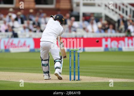 St. Johns Wood, Großbritannien. 03.. Juni 2022. Matt Parkinsdon aus England wird von Daryl Mitchell beim Bowling des neuseeländischen Trent Boult am 2. Tag des ersten LV Insurance Test-Spiels zwischen England und Neuseeland am Lords Cricket Ground, St. Johns Wood, Großbritannien, am 3. Juni 2022 gefangen. Foto von Ken Sparks. Nur zur redaktionellen Verwendung, Lizenz für kommerzielle Nutzung erforderlich. Keine Verwendung bei Wetten, Spielen oder Veröffentlichungen einzelner Clubs/Vereine/Spieler. Kredit: UK Sports Pics Ltd/Alamy Live Nachrichten Stockfoto