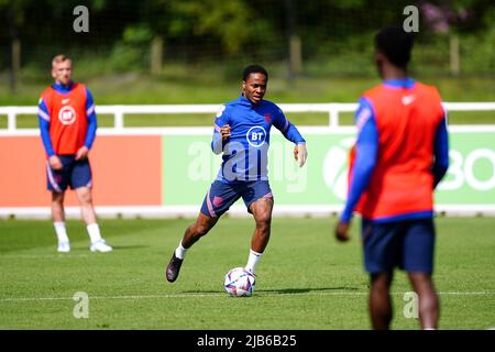 Der englische Raheem Sterling (Mitte) während einer Trainingseinheit im St. George's Park, Burton-upon-Trent. Bilddatum: Freitag, 3. Juni 2022. Stockfoto