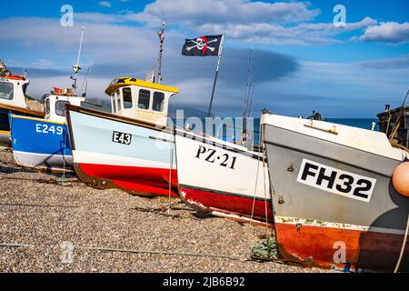 Am Strand von Beer, Devon, Großbritannien, wurden Fischerboote geschleppt Stockfoto