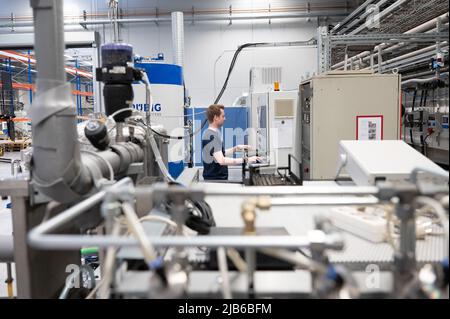 Freiberg, Deutschland. 03.. Juni 2022. Jan Böcker, wissenschaftlicher Mitarbeiter, sitzt am Rande einer Pressekonferenz zur Nacht der Wissenschaft und Industrie vor einem Plasmanitriersystem am Zentrum für effiziente Hochtemperatur-Materialumwandlung der TU Bergakademie Freiberg. Plasmanitrieren verbessert die Eigenschaften von Komponenten. Die Nacht der Wissenschaft und Wirtschaft findet am 18. Juni 2022 unter dem Motto „Sustain. Research. Live. Do Business“ statt. Quelle: Sebastian Kahnert/dpa/ZB/dpa/Alamy Live News Stockfoto
