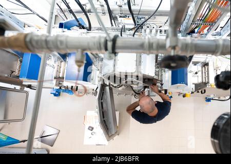 Freiberg, Deutschland. 03.. Juni 2022. Max Stöber, wissenschaftlicher Mitarbeiter, steht an einer Anodenmaschine am Rande einer Pressekonferenz zur Night of Science and Business am Zentrum für effiziente Hochtemperatur-Materialumwandlung der TU Bergakademie Freiberg. Die Night of Science and Business findet am 18. Juni 2022 unter dem Motto „Sustain. Research. Live. Do Business“ statt. Quelle: Sebastian Kahnert/dpa/ZB/dpa/Alamy Live News Stockfoto