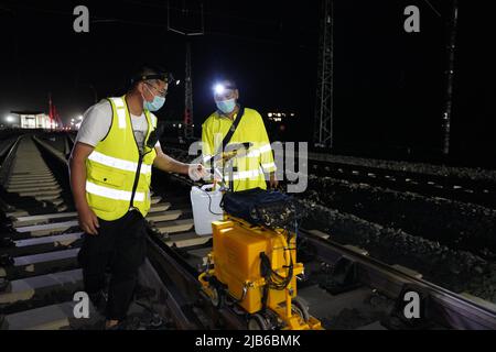 (220603) -- VIENTIANE, 3. Juni 2022 (Xinhua) -- Arbeiter des Luang Prabang Operation Management Center unter der Laos-China Railway Co., Ltd. (LCRC) führen Wartungsarbeiten an Geräten in der Provinz Luang Prabang, Laos, 28. Mai 2022 durch. Die China-Laos-Eisenbahn, die ein halbes Jahr in Betrieb genommen wurde, hat am Donnerstag mehr als 4 Millionen Tonnen Fracht geliefert, teilte der chinesische Eisenbahnbetreiber mit. Als wegweisendes Projekt im Rahmen der Belt and Road Initiative verbindet die 1.035 km lange Eisenbahn Chinas Kunming mit der laotischen Hauptstadt Vientiane. (LCRC/Handout über Xinhua) Stockfoto