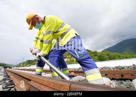 (220603) -- VIENTIANE, 3. Juni 2022 (Xinhua) -- Arbeiter des Luang Prabang Operation Management Center unter der Laos-China Railway Co., Ltd. (LCRC) führen Wartungsarbeiten an der Eisenbahnlinie in der Provinz Luang Prabang, Laos, 27. Mai 2022 durch. Die China-Laos-Eisenbahn, die ein halbes Jahr in Betrieb genommen wurde, hat am Donnerstag mehr als 4 Millionen Tonnen Fracht geliefert, teilte der chinesische Eisenbahnbetreiber mit. Als wegweisendes Projekt im Rahmen der Belt and Road Initiative verbindet die 1.035 km lange Eisenbahn Chinas Kunming mit der laotischen Hauptstadt Vientiane. (LCRC/Handout über Xinhua) Stockfoto