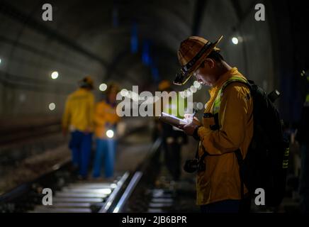 (220603) -- KUNMING, 3. Juni 2022 (Xinhua) -- Arbeiter der China Railway Kunming Bureau Group Co., Ltd. Unterhalten die Eisenbahnlinie in der südwestlichen chinesischen Provinz Yunnan, 2. Juni 2022. Die China-Laos-Eisenbahn, die ein halbes Jahr in Betrieb genommen wurde, hat am Donnerstag mehr als 4 Millionen Tonnen Fracht geliefert, teilte der chinesische Eisenbahnbetreiber mit. Als wegweisendes Projekt im Rahmen der Belt and Road Initiative verbindet die 1.035 km lange Eisenbahn Chinas Kunming mit der laotischen Hauptstadt Vientiane. (Xinhua/Jiang Wenyao) Stockfoto