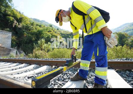 (220603) -- VIENTIANE, 3. Juni 2022 (Xinhua) -- Ein Mitarbeiter des Luang Prabang Operation Management Center unter der Laos-China Railway Co., Ltd. (LCRC) führt Wartungsarbeiten an der Eisenbahnlinie in der Provinz Luang Prabang, Laos, 28. Mai 2022 durch. Die China-Laos-Eisenbahn, die ein halbes Jahr in Betrieb genommen wurde, hat am Donnerstag mehr als 4 Millionen Tonnen Fracht geliefert, teilte der chinesische Eisenbahnbetreiber mit. Als wegweisendes Projekt im Rahmen der Belt and Road Initiative verbindet die 1.035 km lange Eisenbahn Chinas Kunming mit der laotischen Hauptstadt Vientiane. (LCRC/Handout über Xinhua) Stockfoto