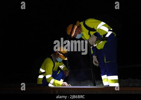 (220603) -- VIENTIANE, 3. Juni 2022 (Xinhua) -- Arbeiter des Luang Prabang Operation Management Center unter der Laos-China Railway Co., Ltd. (LCRC) führen Wartungsarbeiten an Geräten in der Provinz Luang Prabang, Laos, 28. Mai 2022 durch. Die China-Laos-Eisenbahn, die ein halbes Jahr in Betrieb genommen wurde, hat am Donnerstag mehr als 4 Millionen Tonnen Fracht geliefert, teilte der chinesische Eisenbahnbetreiber mit. Als wegweisendes Projekt im Rahmen der Belt and Road Initiative verbindet die 1.035 km lange Eisenbahn Chinas Kunming mit der laotischen Hauptstadt Vientiane. (LCRC/Handout über Xinhua) Stockfoto