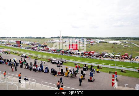 Ein allgemeiner Blick von der Hospitality Suite am Ladies Day während des Cazoo Derby Festival 2022 auf der Epsom Racecourse, Surrey. Bilddatum: Freitag, 3. Juni 2022. Stockfoto