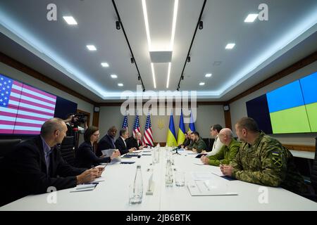 (220603) -- PEKING, 3. Juni 2022 (Xinhua) -- der ukrainische Präsident Volodymyr Zelensky (4. R) und der US-Außenminister Antony Blinken (4. L) und der US-Verteidigungsminister Lloyd Austin (3. L) treffen sich am 24. April 2022 in Kiew, Ukraine. (Ukrainisches Präsidentenamt/Handout über Xinhua) Stockfoto