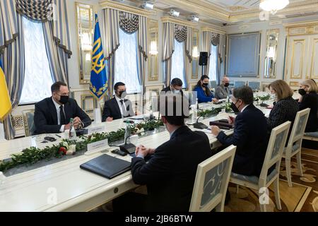 (220603) -- PEKING, 3. Juni 2022 (Xinhua) -- der ukrainische Präsident Volodymyr Zelensky und der US-Außenminister Antony Blinken treffen sich, um am 19. Januar 2022 in Kiew, Ukraine, die Sicherheitslage rund um die Ukraine zu diskutieren. (Ukrainisches Präsidentenamt/Handout über Xinhua) Stockfoto