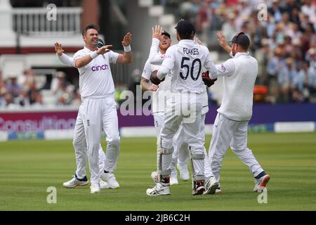 St. Johns Wood, Großbritannien. 03.. Juni 2022. James Anderson aus England nimmt am 2. Tag des ersten LV Insurance Test-Spiels zwischen England und Neuseeland am Lords Cricket Ground, St. Johns Wood, Großbritannien, am 3. Juni 2022 das Dickicht von will Young aus Neuseeland ein. Foto von Ken Sparks. Nur zur redaktionellen Verwendung, Lizenz für kommerzielle Nutzung erforderlich. Keine Verwendung bei Wetten, Spielen oder Veröffentlichungen einzelner Clubs/Vereine/Spieler. Kredit: UK Sports Pics Ltd/Alamy Live Nachrichten Stockfoto