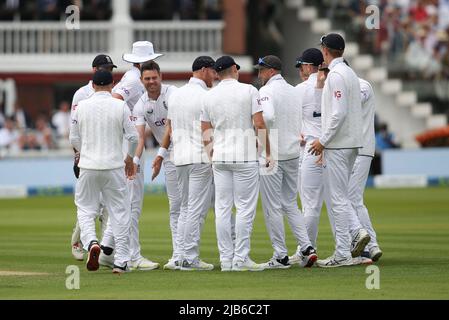 St. Johns Wood, Großbritannien. 03.. Juni 2022. James Anderson aus England nimmt am 2. Tag des ersten LV Insurance Test-Spiels zwischen England und Neuseeland am Lords Cricket Ground, St. Johns Wood, Großbritannien, am 3. Juni 2022 das Dickicht von will Young aus Neuseeland ein. Foto von Ken Sparks. Nur zur redaktionellen Verwendung, Lizenz für kommerzielle Nutzung erforderlich. Keine Verwendung bei Wetten, Spielen oder Veröffentlichungen einzelner Clubs/Vereine/Spieler. Kredit: UK Sports Pics Ltd/Alamy Live Nachrichten Stockfoto