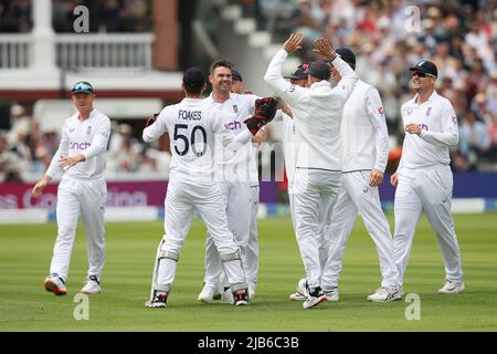 St. Johns Wood, Großbritannien. 03.. Juni 2022. James Anderson aus England nimmt am 2. Tag des ersten LV Insurance Test-Spiels zwischen England und Neuseeland am Lords Cricket Ground, St. Johns Wood, Großbritannien, am 3. Juni 2022 das Dickicht von will Young aus Neuseeland ein. Foto von Ken Sparks. Nur zur redaktionellen Verwendung, Lizenz für kommerzielle Nutzung erforderlich. Keine Verwendung bei Wetten, Spielen oder Veröffentlichungen einzelner Clubs/Vereine/Spieler. Kredit: UK Sports Pics Ltd/Alamy Live Nachrichten Stockfoto