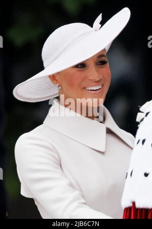 03/06/2022. London, Großbritannien. Meghan, Herzogin von Sussex, kommt vor dem Nationalfeiertag von Thanksgiving, Teil der Feierlichkeiten zum Platin-Jubiläum der Königin, in die St. Paul's Cathedral. Die 96-jährige Königin Elizabeth II. Ist die erste britische Monarchin der Geschichte, die ein Platin-Jubiläum erreicht hat, das 70 Jahre auf dem Thron steht. Bildnachweis: Ben Cawthra/Sipa USA **KEINE Verkäufe in Großbritannien** Stockfoto