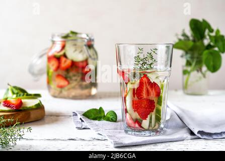 Mit Erdbeere und Meloncella angereichertes Wasser, das eine Mischung aus Gurke und Melone, Thymian und Minze ist. Stockfoto
