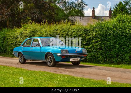 1976 70s SEVENTIES Blue Vauxhall Cavalier 1897 cc 4dr, Ankunft im Weden Park Motor Village für das Leyland Festival, Großbritannien Stockfoto